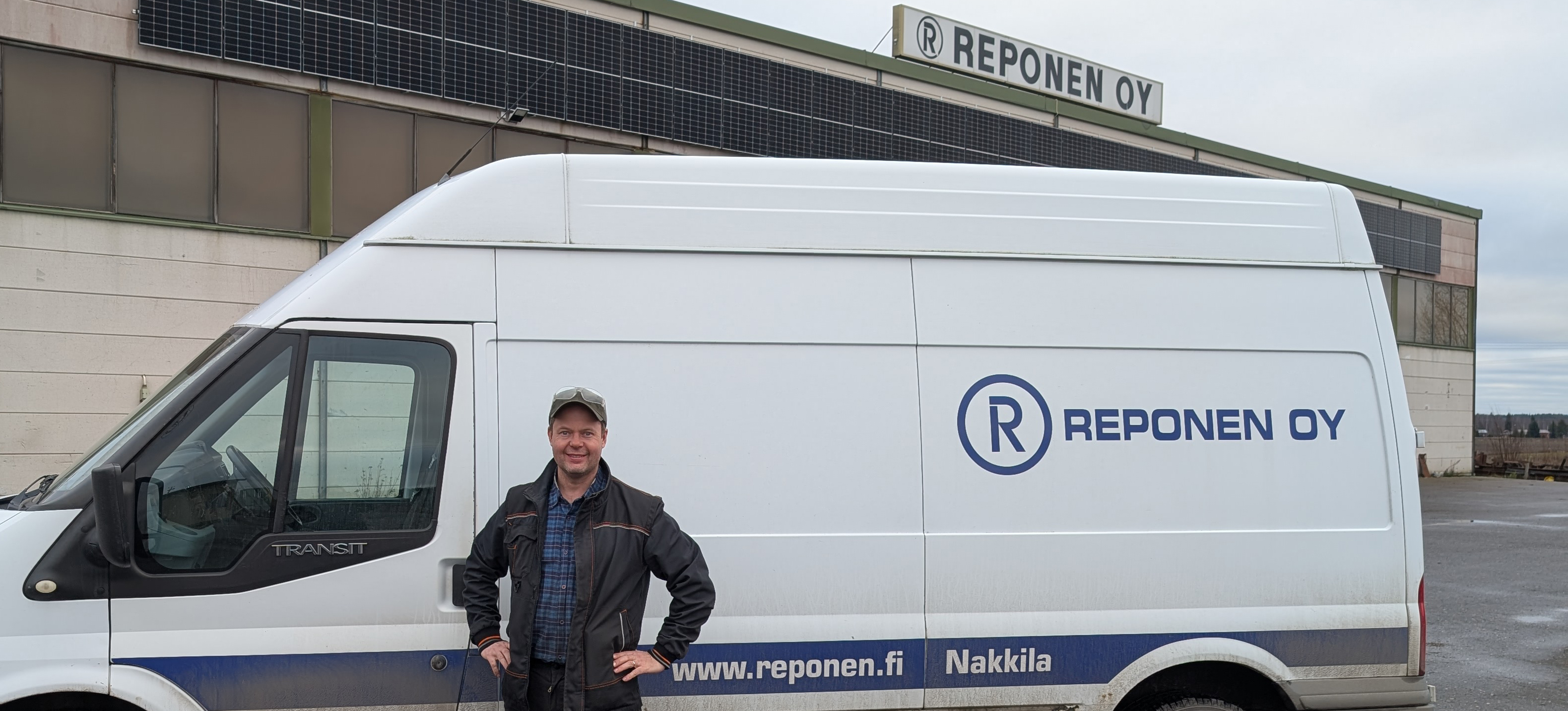 Timo Reponen seisoo pakettiauton vieressä.