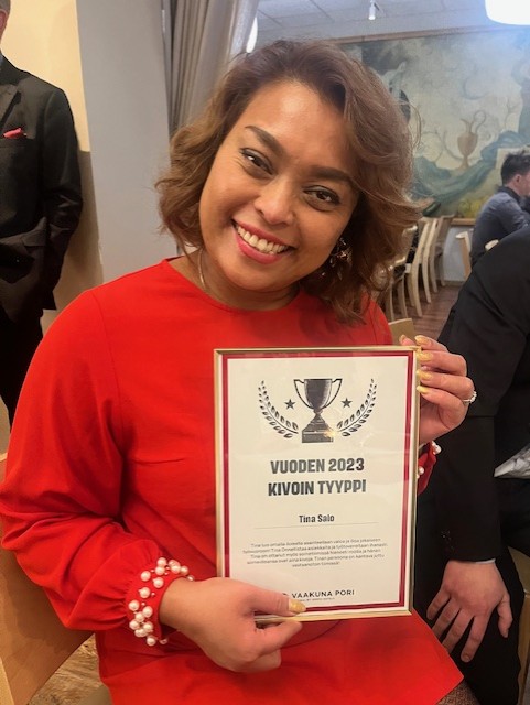 Tina at the Sokos Hotel Vaakuna annual party, where she received the award for the most charming employee of the year