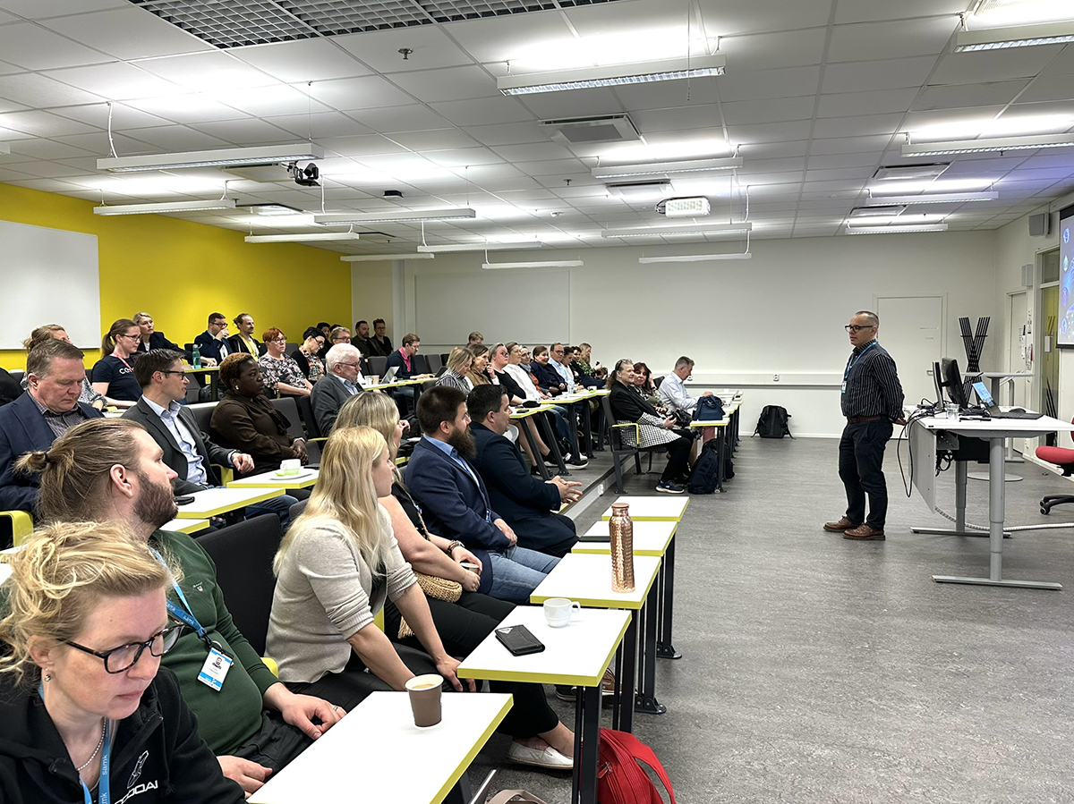 Tekniikan osaamisaluejohtaja Heikki Haaparanta kävi tervehtimässä vieraita auditoriossa.