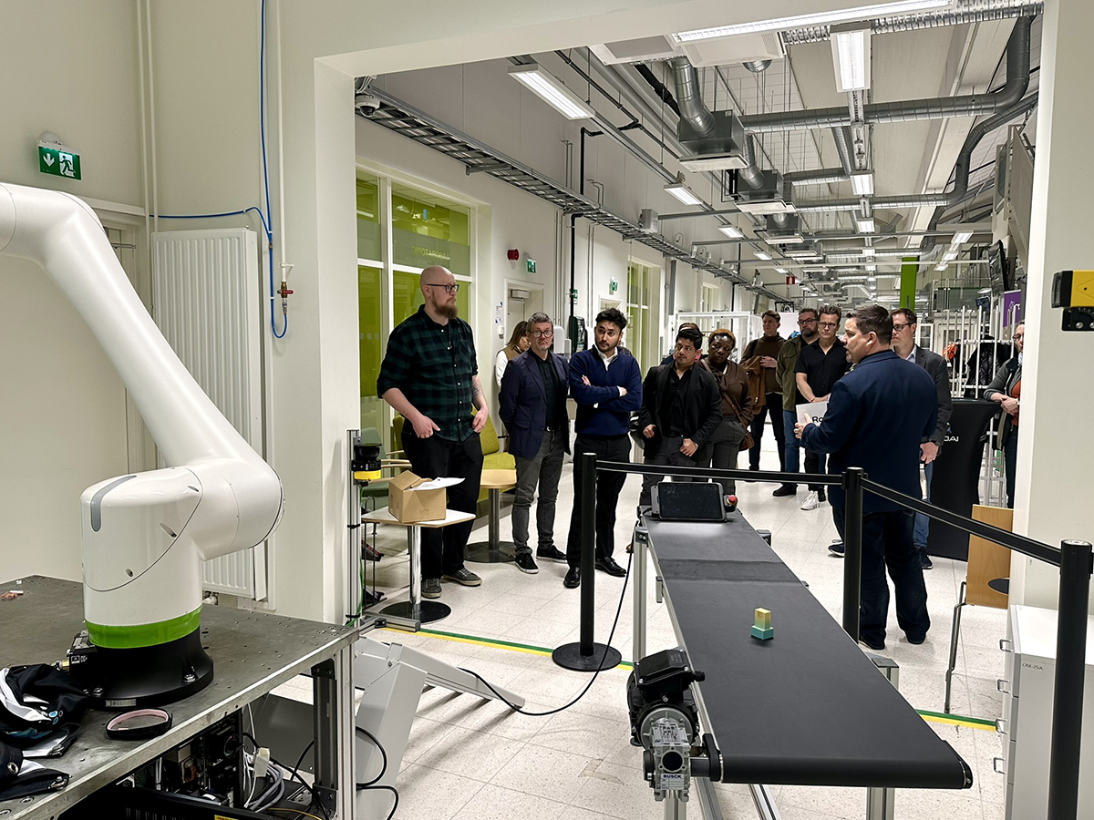 Pekka Suominen esittelee RoboAI-laboratoriota.
