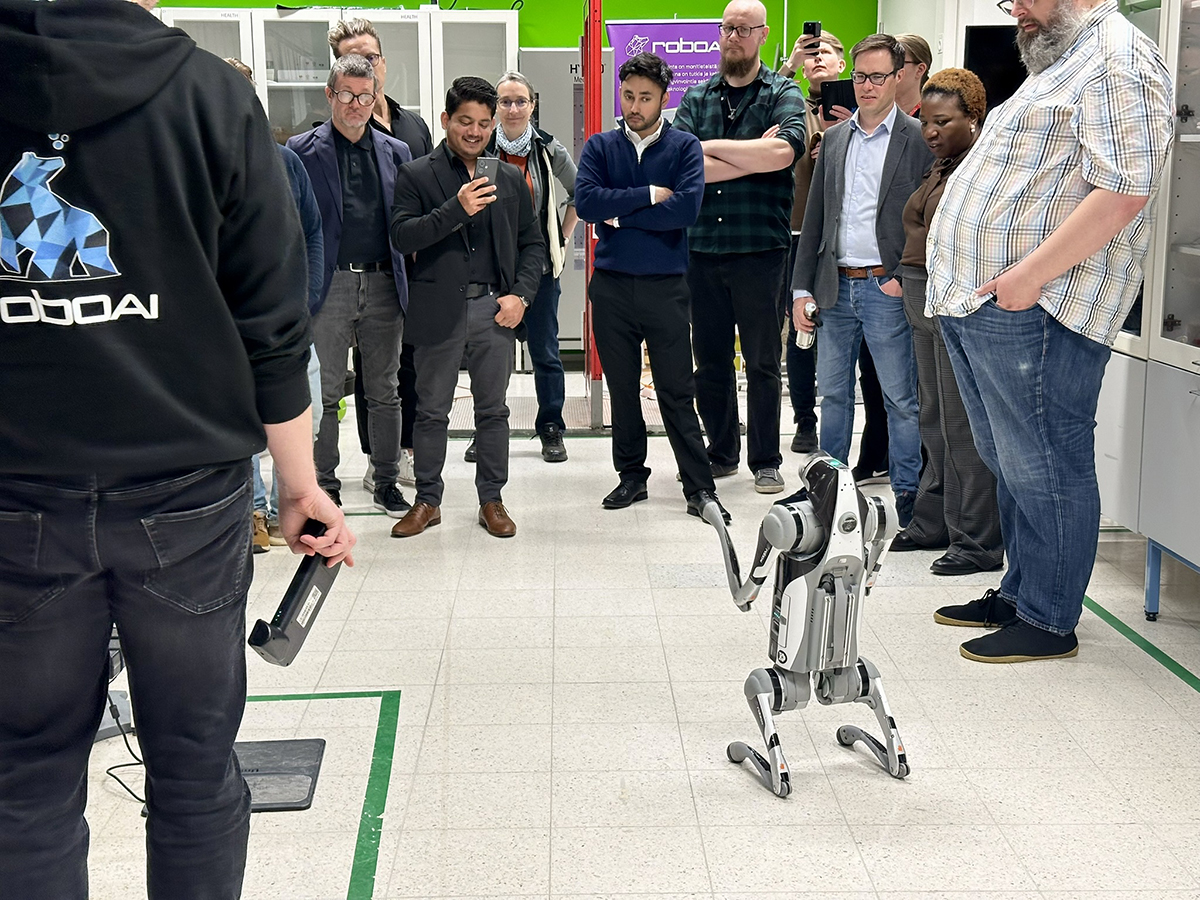 RoboAI-laboratoriossa vieraat ihastelevat robottikoiria.