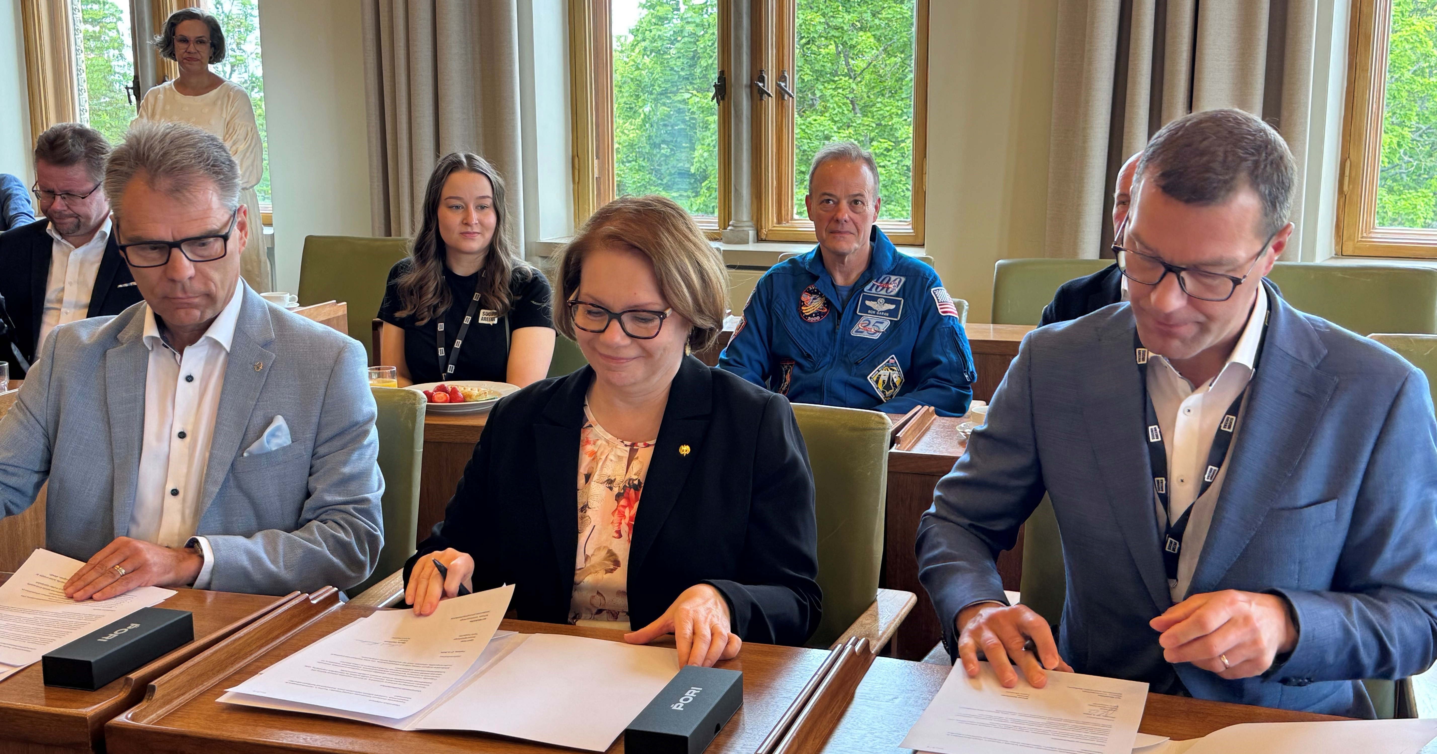 Jari Multisilta (vas.), Marjo Kaartinen ja Lauri Inna allekirjoittivat aiesopimuksen.