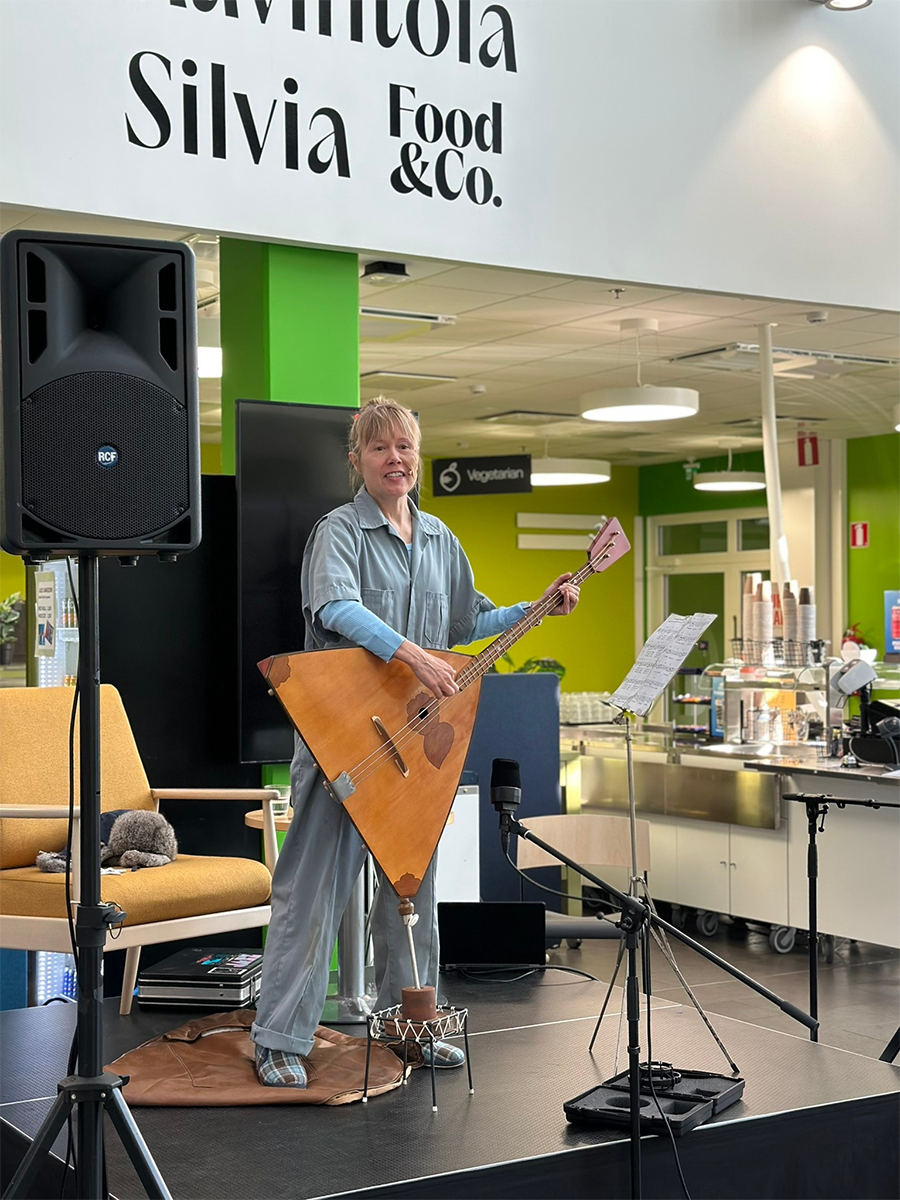 Porilainen paikallisopas Sini Tuomisalon musiikillinen erikoisnäytös ihastutti.