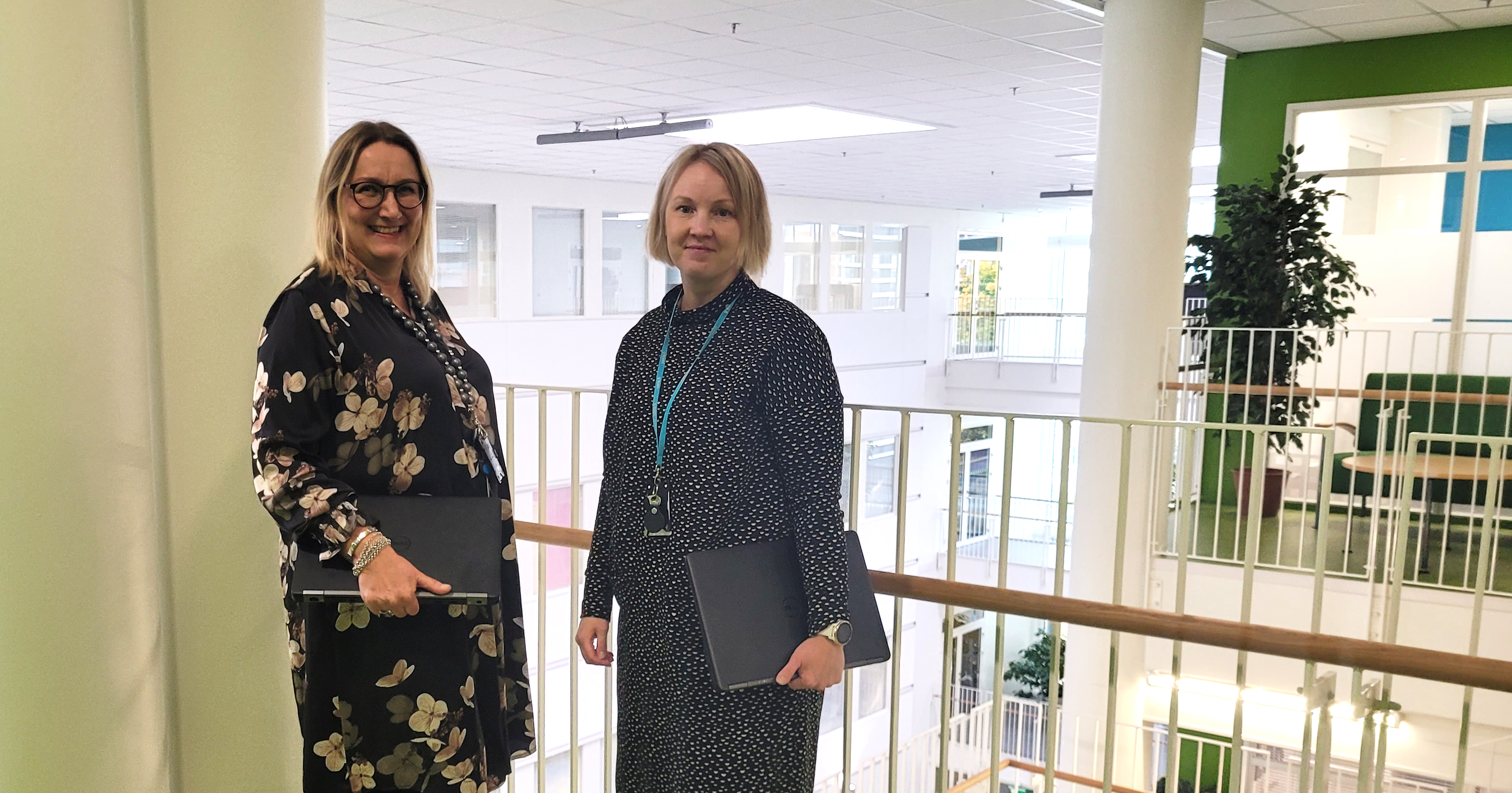 Pia Lamminen (vas.) ja Anu-Mari Elohaka pitävät polkuopintoja hyvänä väylänä hakeutua tutkinto-opiskelijaksi.