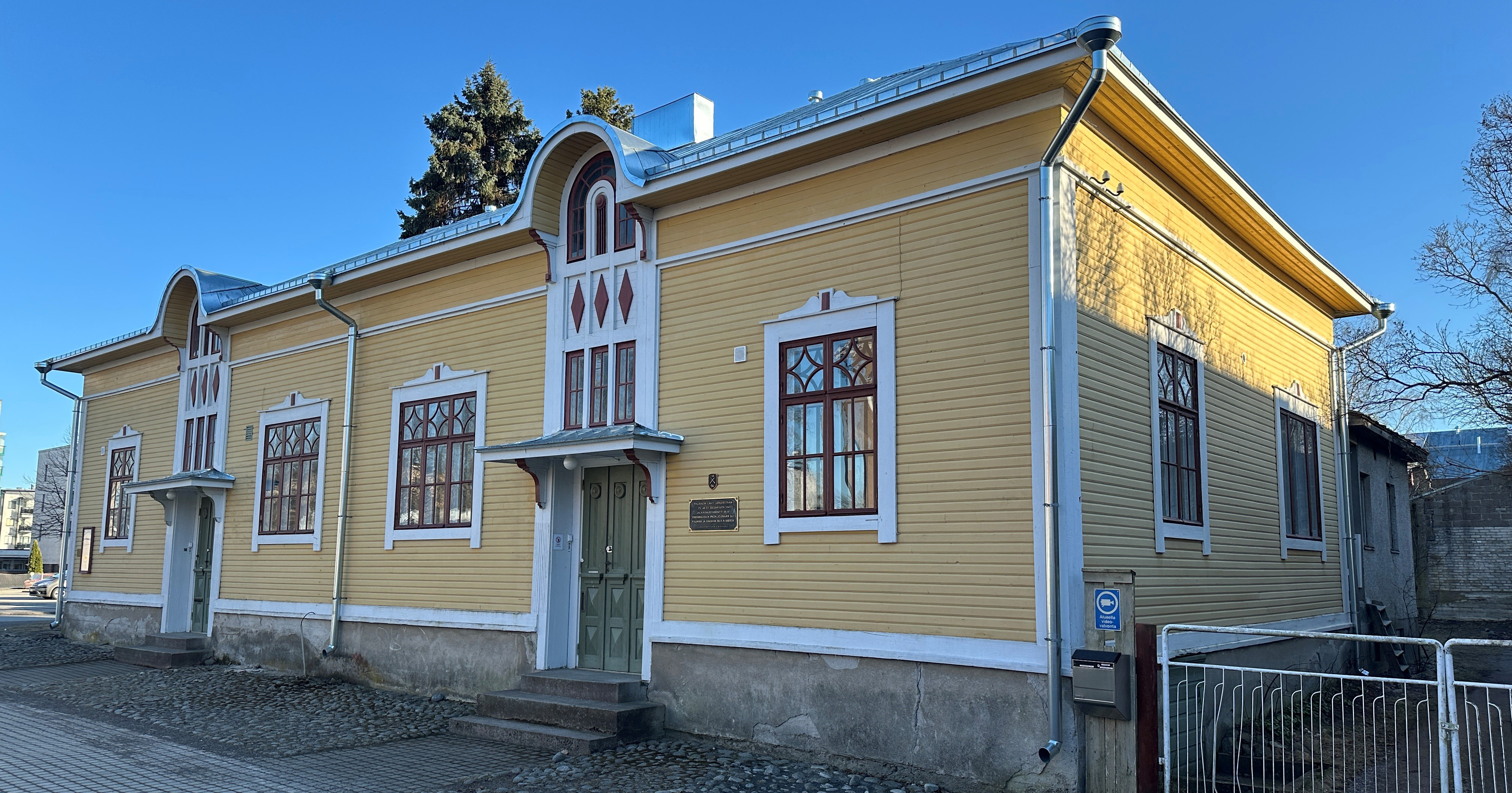 Raumalla sijaitsee keltainen taidetalo, jossa on RaumArsin toimintaa.