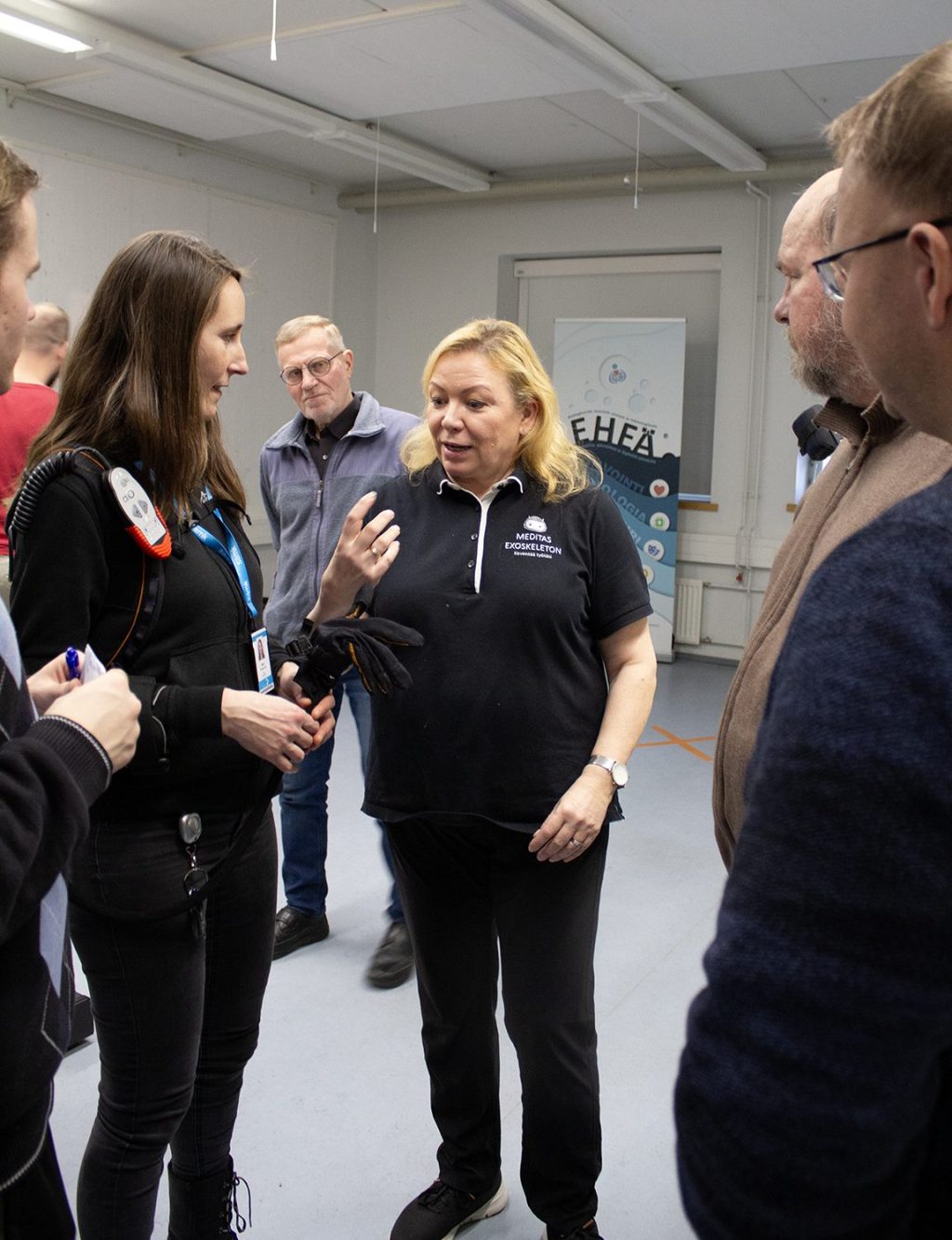 Vieraat seuraavat tukirankojen esittelijää.