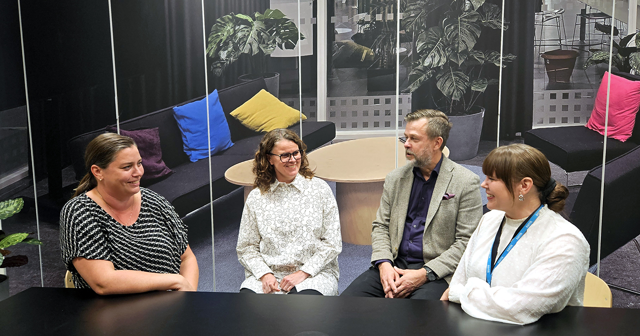 Sopimuksen allekirjoitustilaisuuteen osallistuivat Satakunnan Osuuskaupasta HR- asiantuntija Marika Smrha (vas.) sekä henkilöstöjohtaja Päivi Huhtamaa ja SAMKista osaamisaluejohtaja Jari Iisakkala sekä kumppanuuspäällikkö Tanja Vaitiniemi.