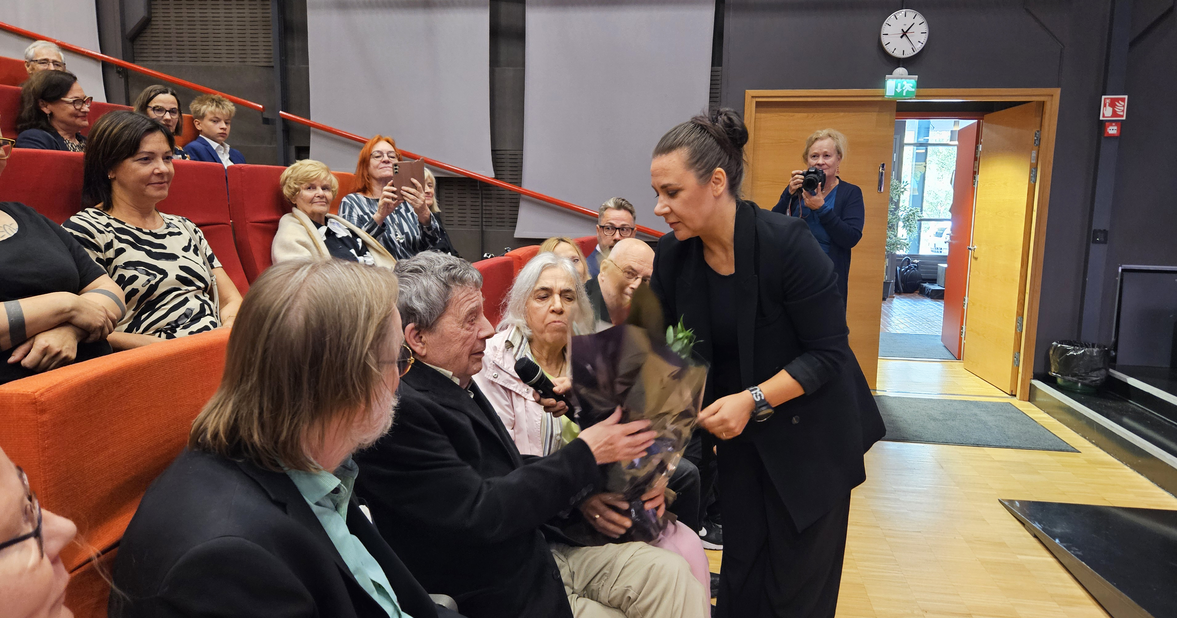 Taidemaalari Juhani Tarna kukitettiin tilaisuudessa. Kukittajana oli Kankaanpään Taideyhdistyksen puheenjohtaja Saija Mustaniemi.