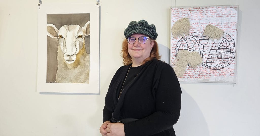 Susanna Palomäki kertoo hyödyntävänsä töissään symboliikkaa ja mytologiasta kumpuavia teemoja, ja hänen teoksissaan esiintyy myös eläimiä.