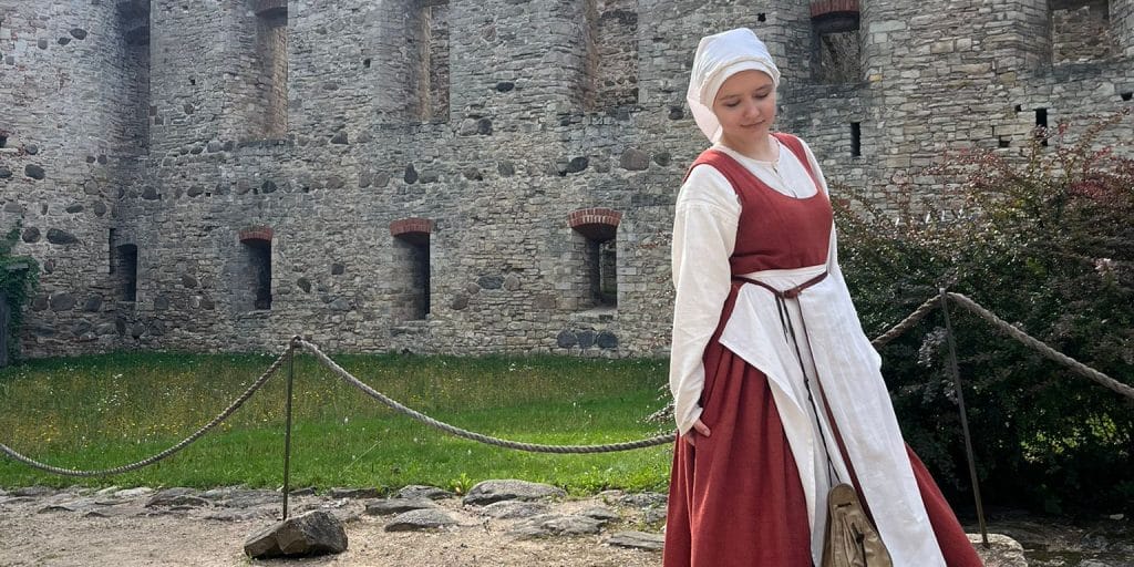 Latvian colleagues taught Elizaveta Lazu and Huyen Le Kieu the Latvian language as well as the history of the city and Latvia. The photo shows Elizaveta Lazu.