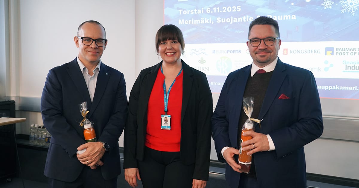 Sopimus allekirjoitettiin Rauman Meriverkostopäivän yhteydessä. Kuvassa Heikki Haaparanta, Tanja Vaitiniemi ja Sami Sohlberg.
