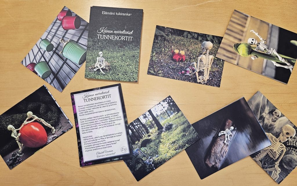 Elisabet Vuorinen rakensi opinnäytetyössään valokuvapohjaiset, narratiiviset tunnekortit, joissa päähenkilönä on luuranko.
