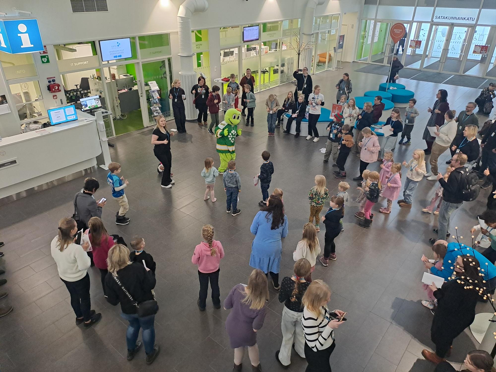 Lapsi mukaan töihin / Children’s Day at Work