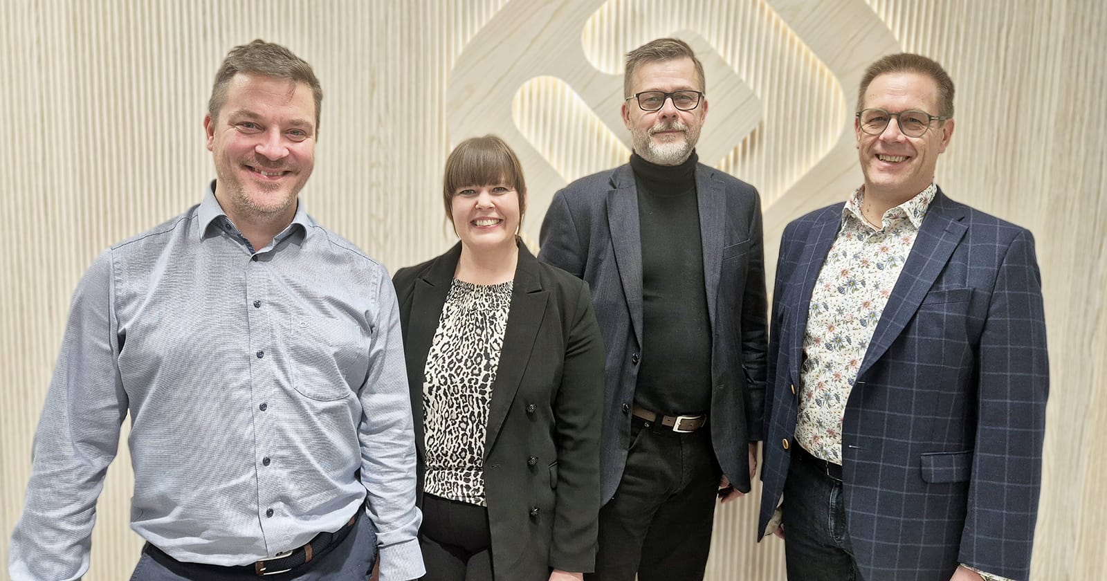 Kumppanuussopimuksen allekirjoitustilaisuudessa olivat mukana vasemmalta LähiTapiola Länsi-Suomen henkilöasiakkuuksien liiketoimintajohtaja Markus Suominen, SAMKin kumppanuuspäällikkö Tanja Vaitiniemi ja osaamisaluejohtaja Jari Iisakkala sekä LähiTapiola Länsi-Suomen toimitusjohtaja Jussi Seppälä.