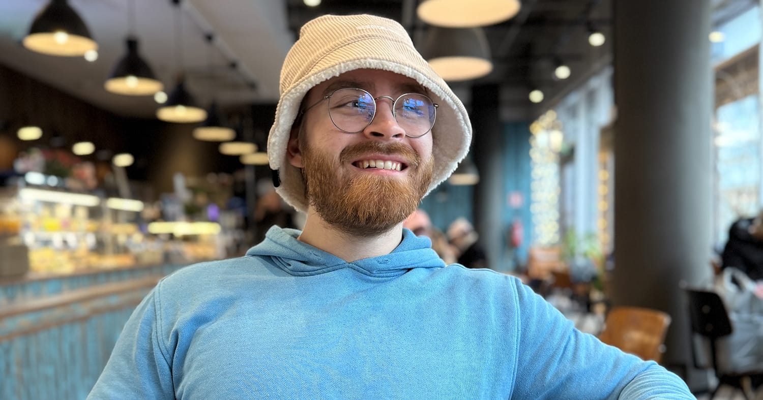 Jesse Peltonen istuu kahvilassa.