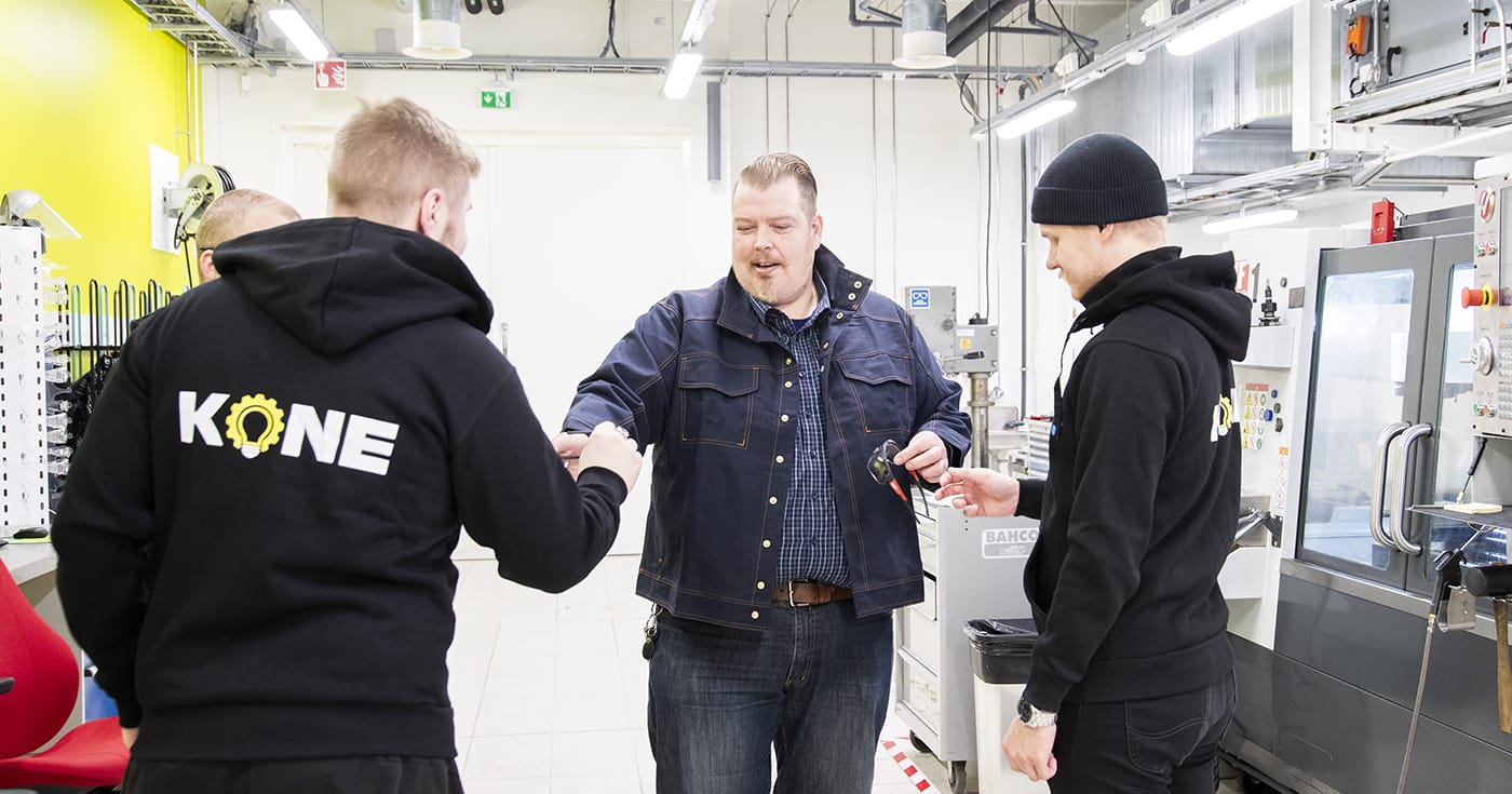 Konetekniikan opetustilanne laboratoriossa.