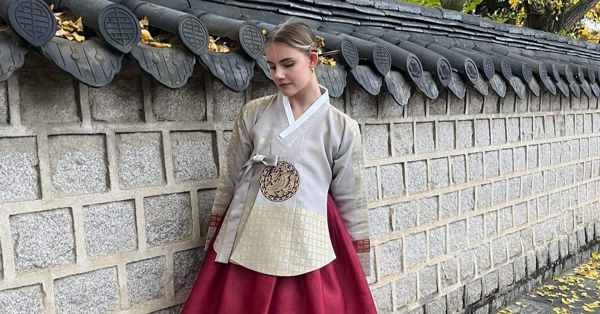 Vera Karttunen Korean kansallispuvussa Hanbokissa.