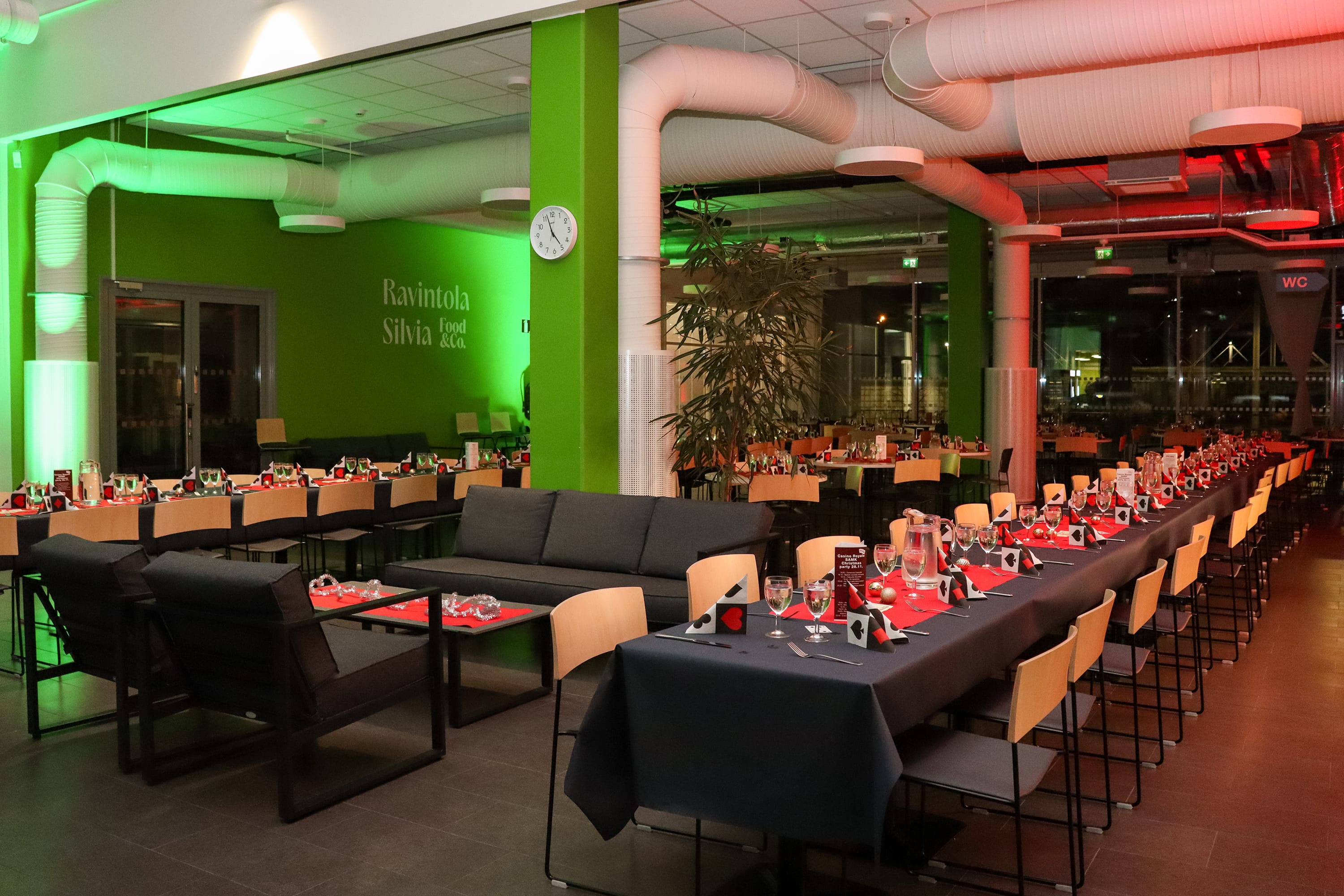 Oppilaitoksen ruokala somistettu Casino-henkisesti.