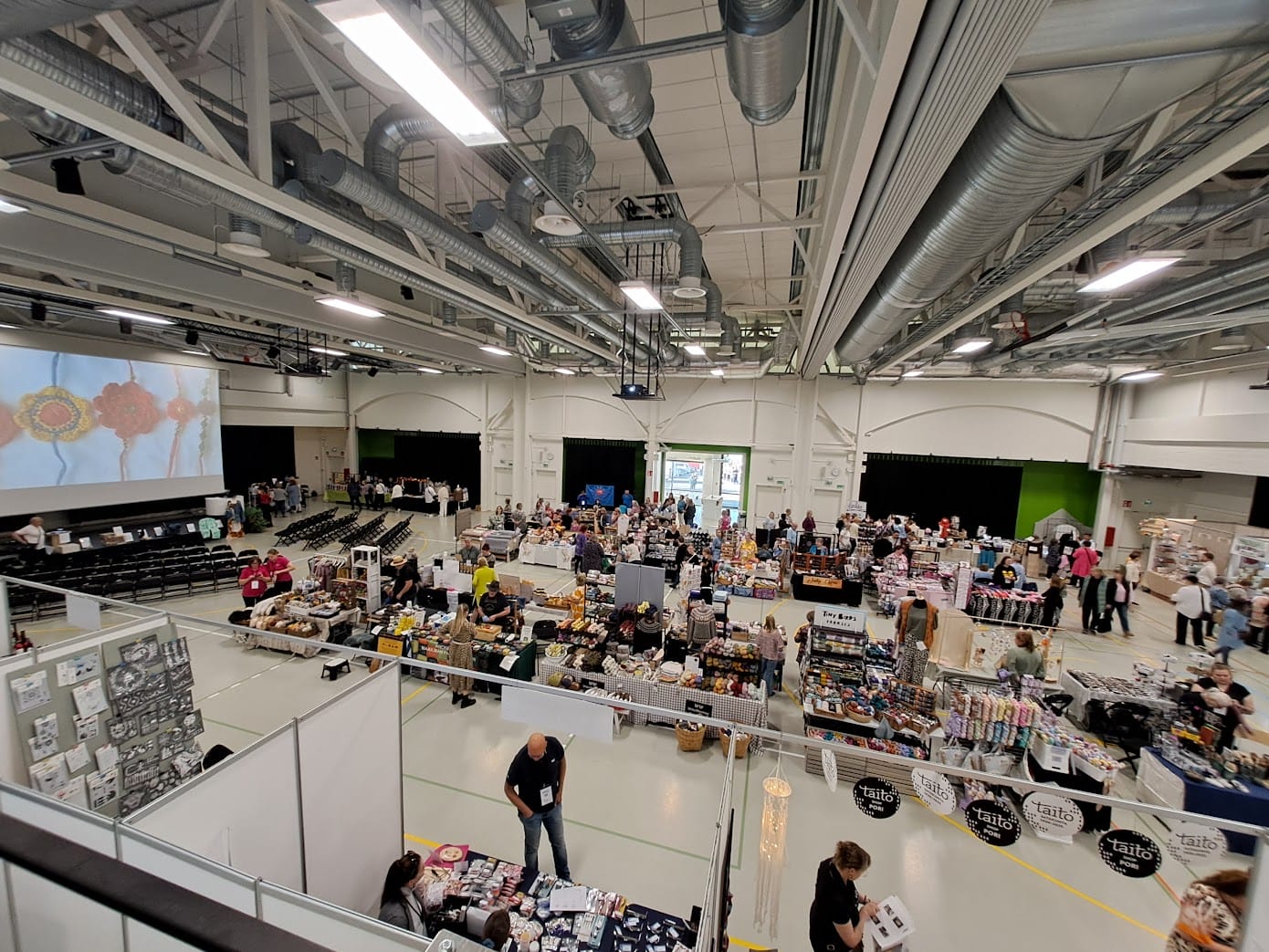 Messutapahtumassa näytteilleasettajia.