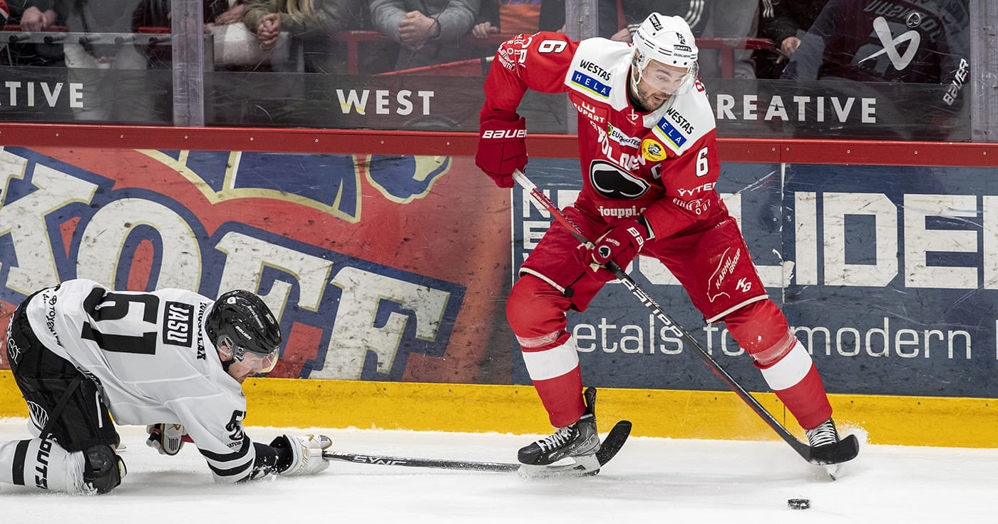 Jesse Joensuu pelaa jääkiekkoa.