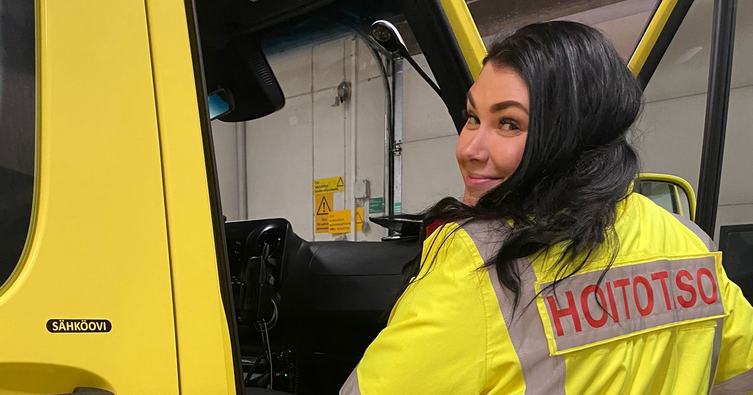 Jonna Yli-Anttila astuu ambulanssin kyytiin.