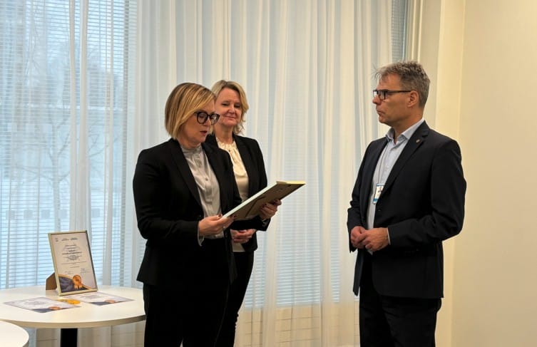 Rauman kauppakamarin toimitusjohtaja Nina Pere (vas.) ja Satakunnan kauppakamarin toimitusjohtaja Minna Nore antoivat auditoinnin tunnustuksen SAMKin rehtori, toimitusjohtaja Jari Multisillalle.