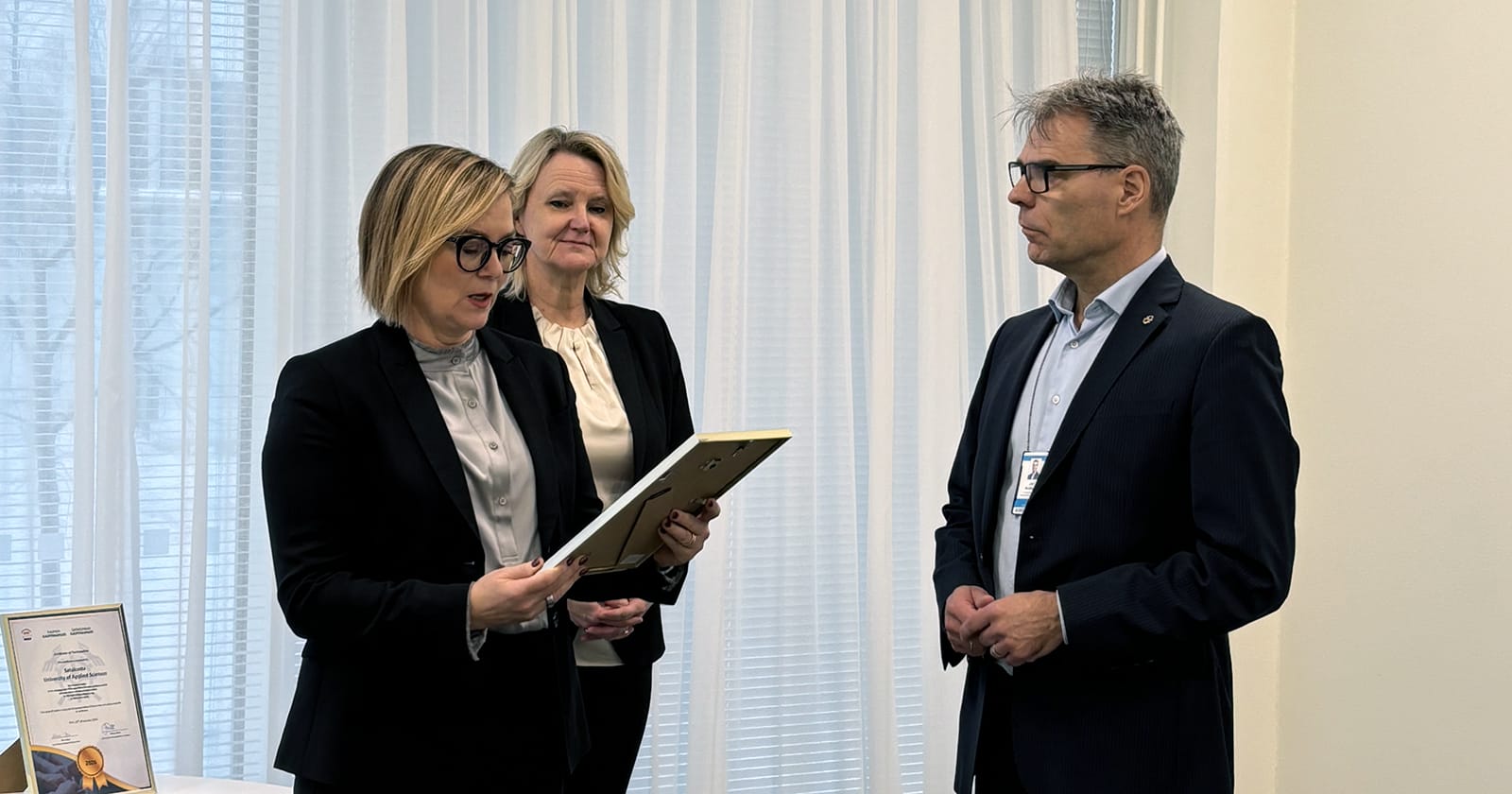 Rauman kauppakamarin toimitusjohtaja Nina Pere (vas.) ja Satakunnan kauppakamarin toimitusjohtaja Minna Nore antoivat auditoinnin tunnustuksen SAMKin rehtori, toimitusjohtaja Jari Multisillalle.