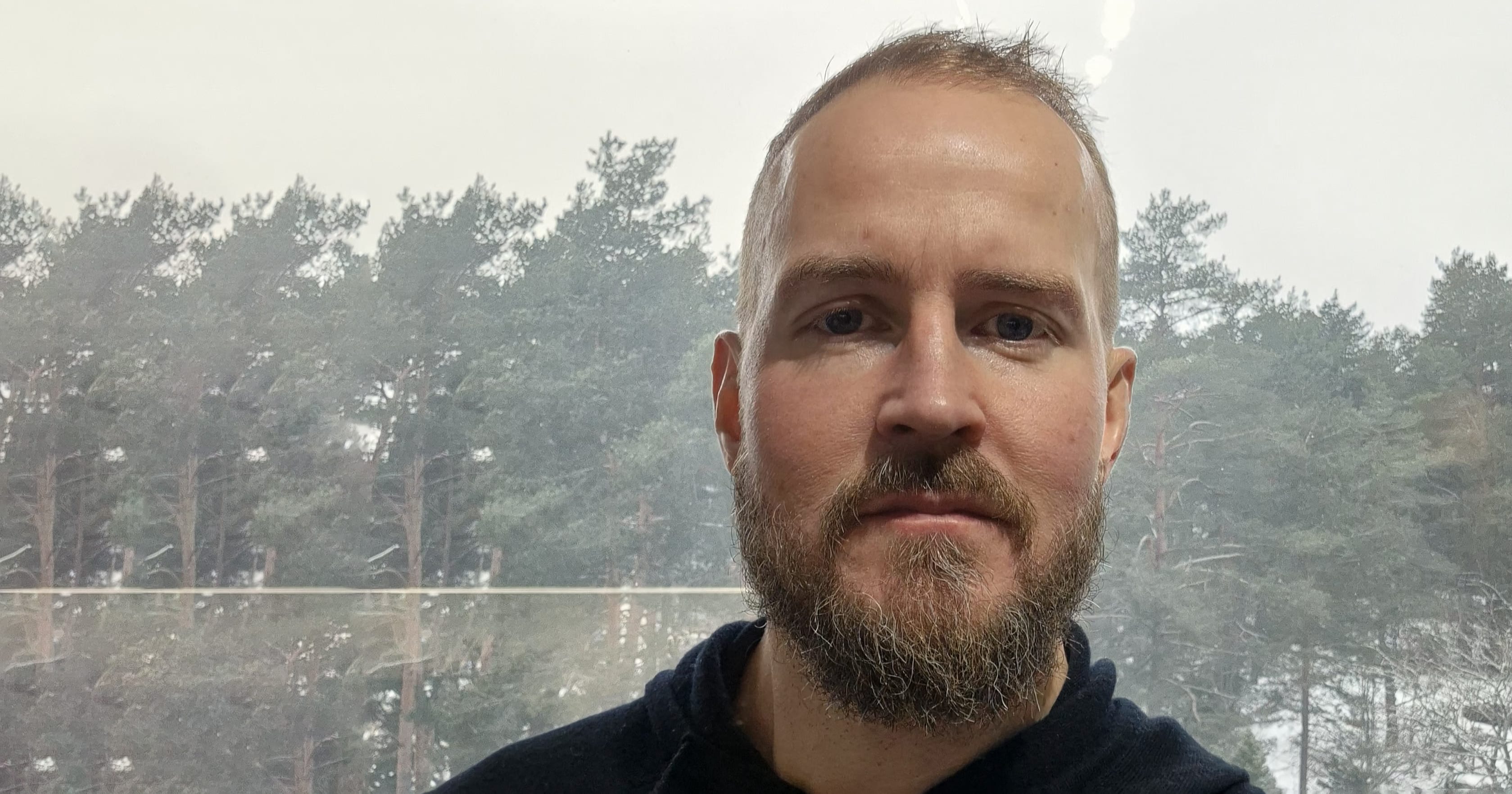 Tero Hynynen, lähikuva, taustalla metsämaisema.