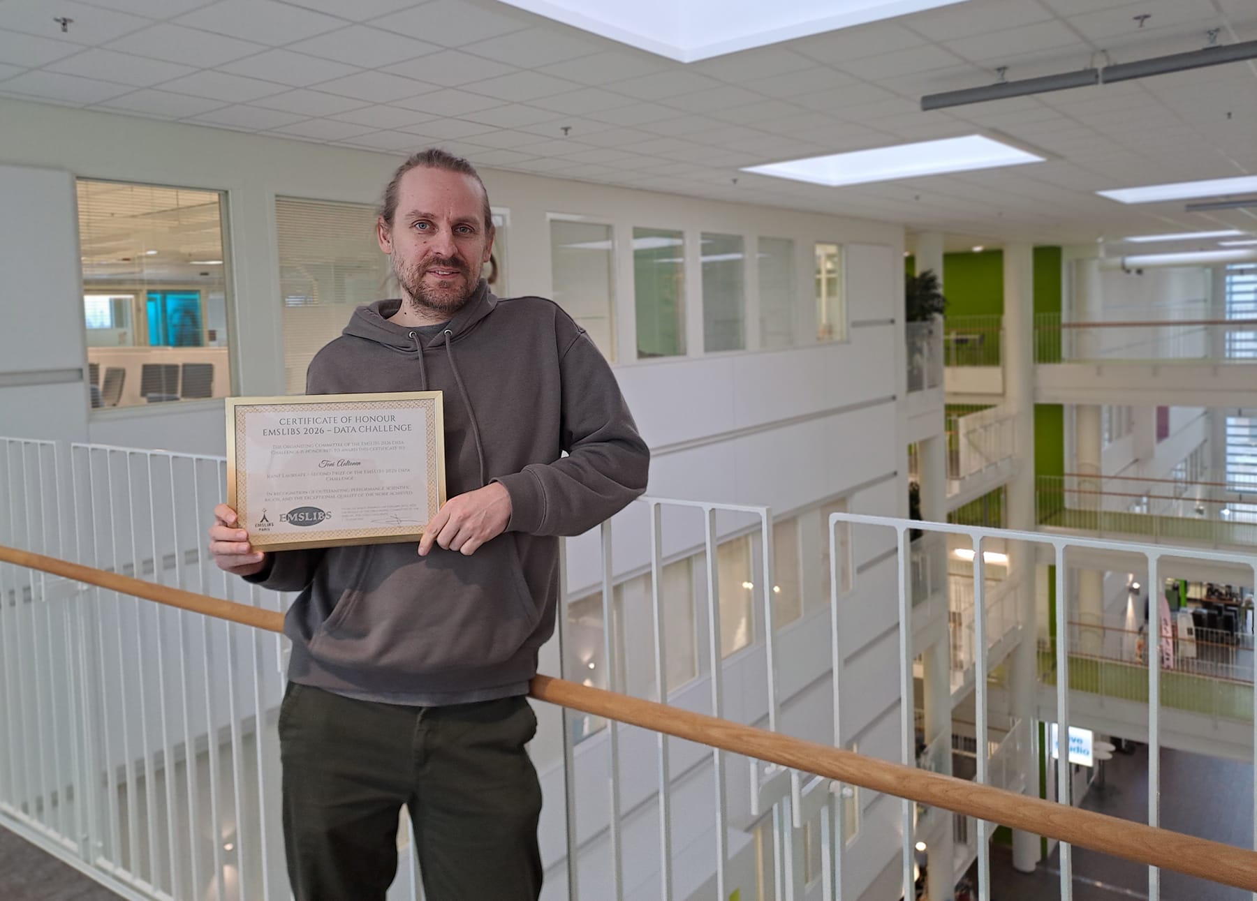Researching Senior Lecturer Toni Aaltonen holds his prize, which he won in the competition.