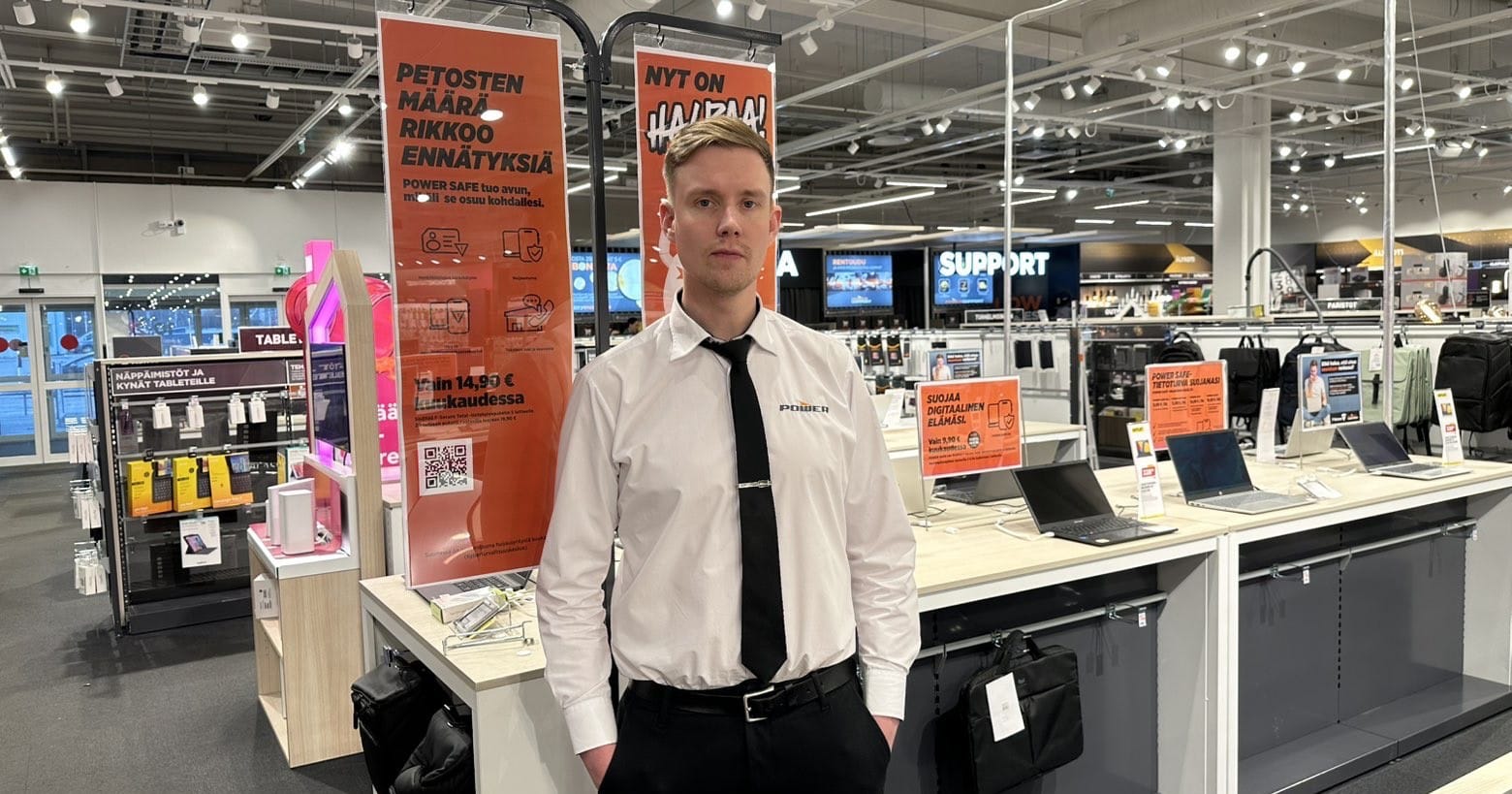 Osastopäällikkö Niko Näppi seisoo Powerin liikkeessä kodinkoneiden edessä.