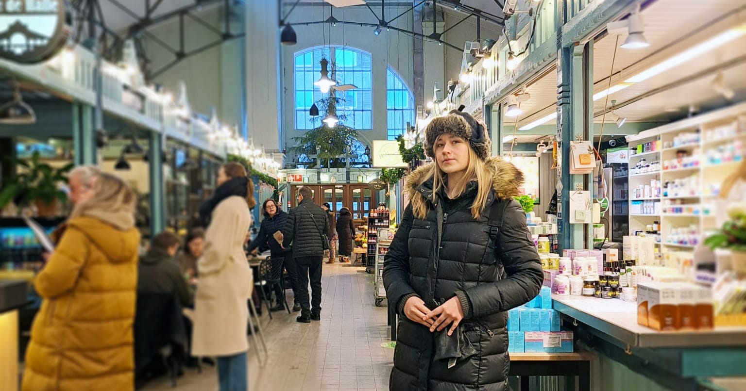 Frida Santaharju kauppahallissa.