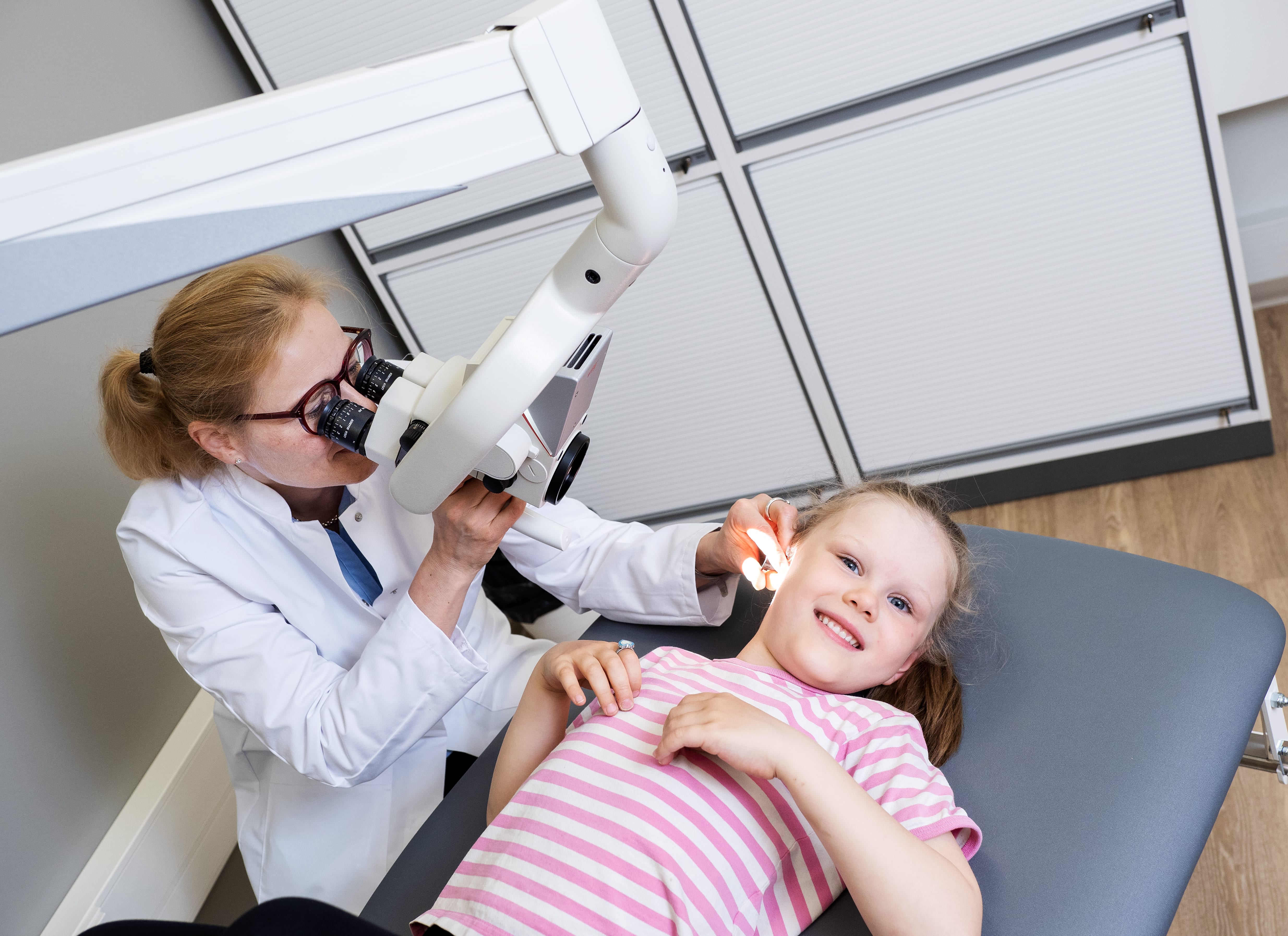 Lääkäri tutkii lapsipotilasta.