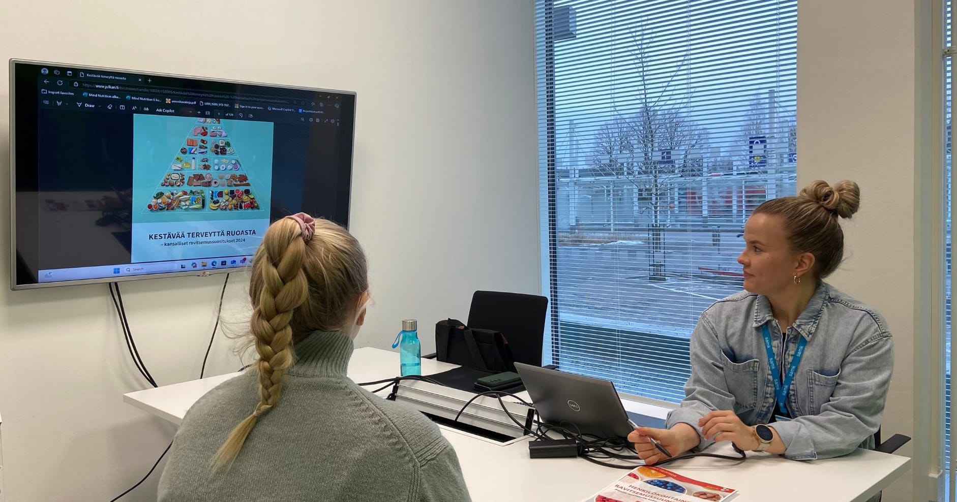 Tutkimuksen ravitsemusasiantuntija Elina Nevala ohjaa osallistujaa kansallisten ravitsemussuositusten pariin.