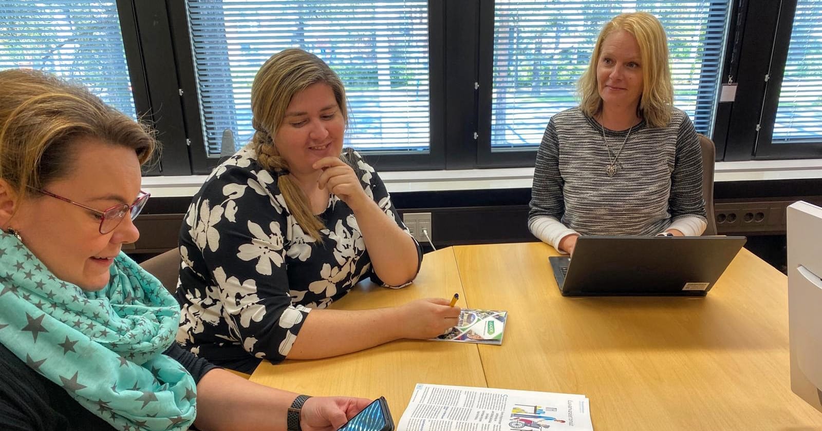 Pirita Huhtasalo (vas.) työyhteisönsä tapaamisessa. Kuvassa oikealla yritysasiantuntija Mari Raukola Kankaanpään kaupungilta ja kehittämisasiantuntija Leena Saloniemi Leader Pohjois-Satakunnasta.