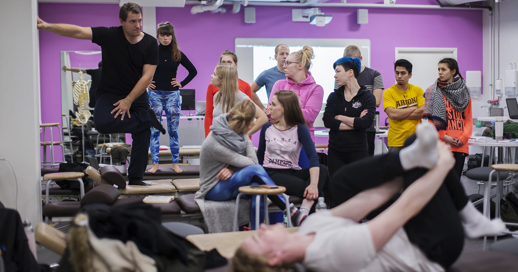 Fysioterapian opiskelijoita luokkatilanteessa Porin kampuksella.