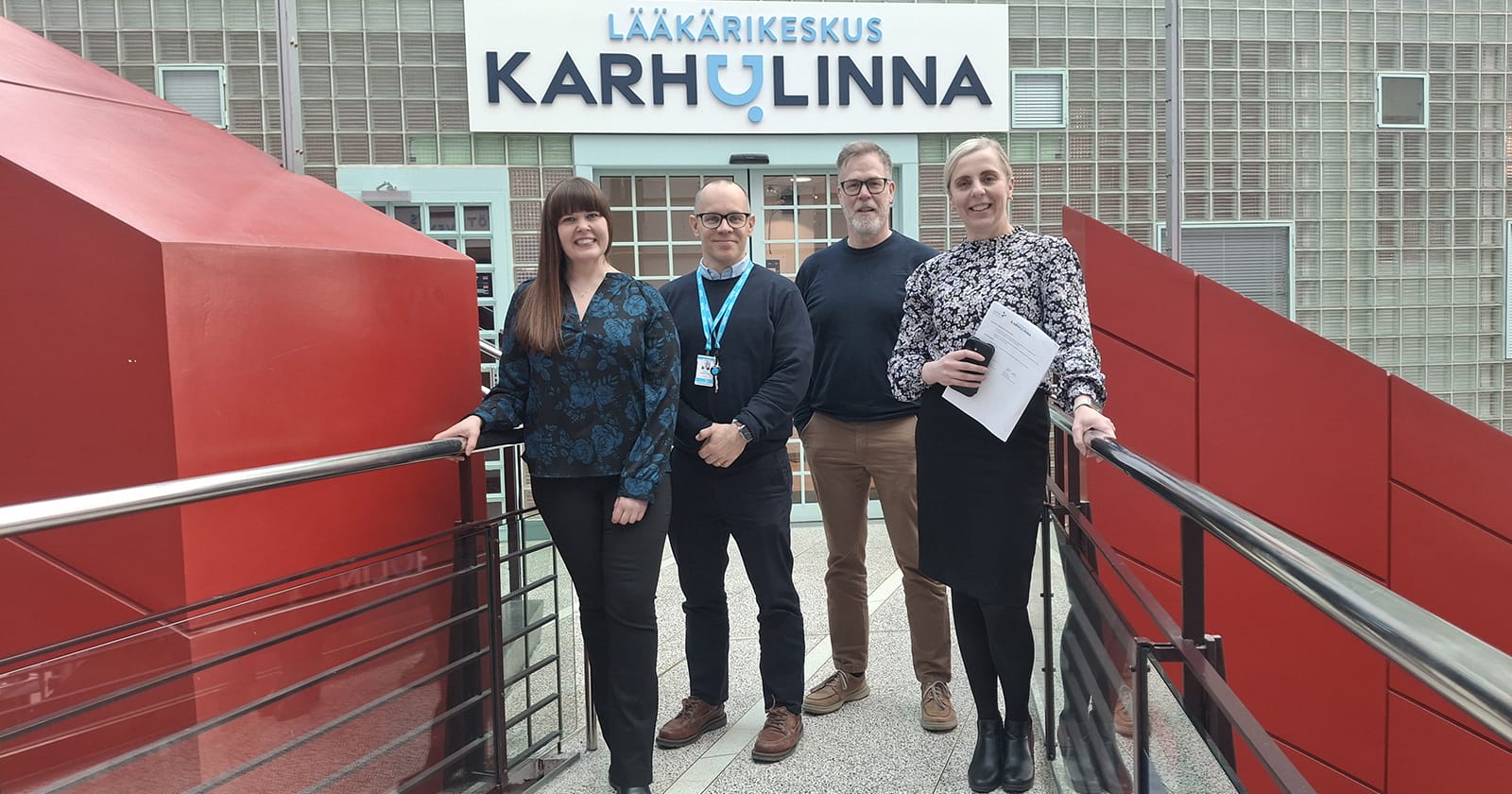 Kumppanuussopimuksen allekirjoitustilaisuudessa olivat mukana (vas.) kumppanuuspäällikkö Tanja Vaitiniemi ja tutkimuksen vararehtori Heikki Haaparanta SAMKista sekä palvelupäällikkö Jouni Stenfors ja toimitusjohtaja Tiina Äijälä Karhulinnasta.