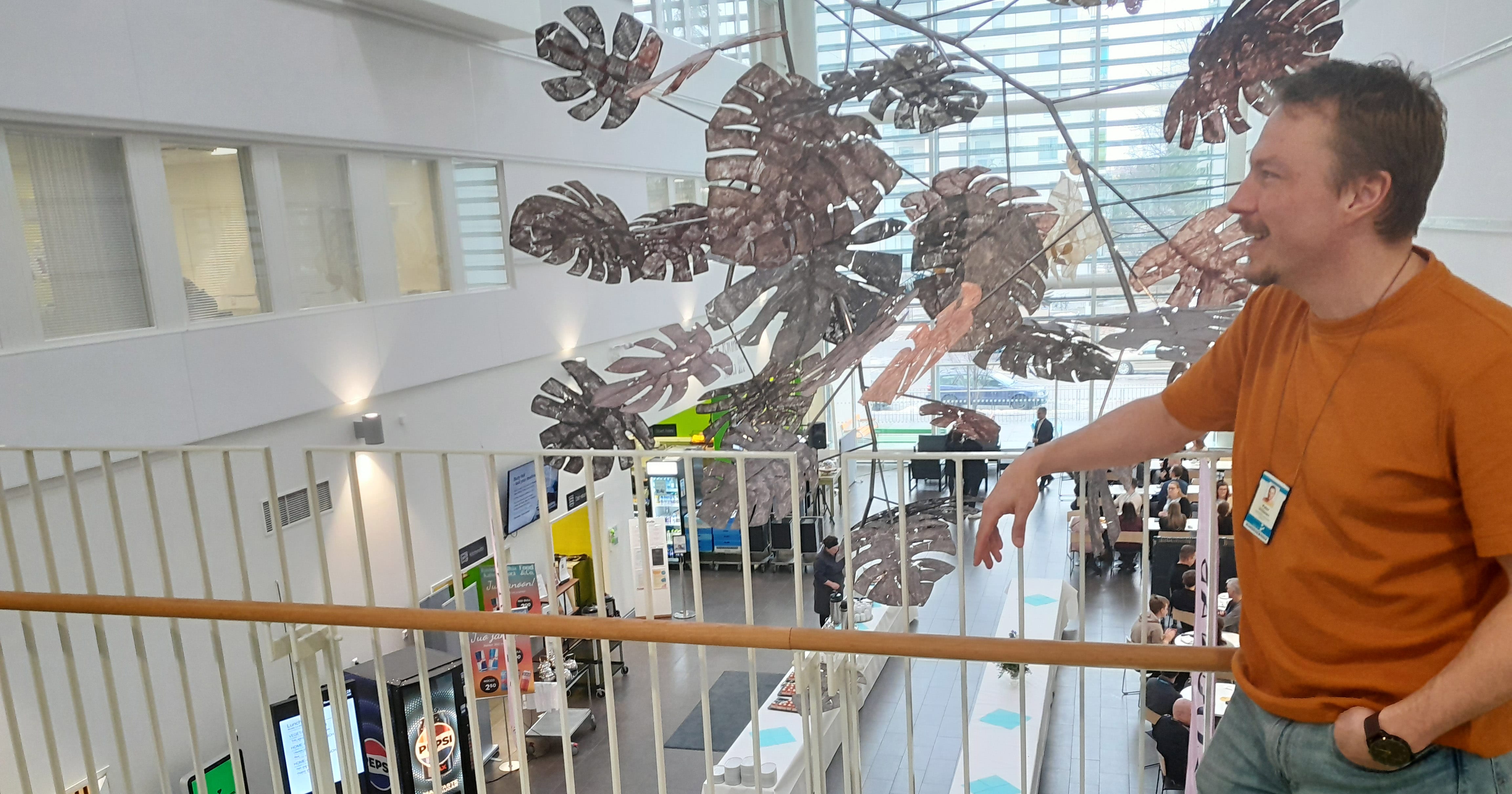 Peter Virtanen kävelysillalla Porin kampuksella.