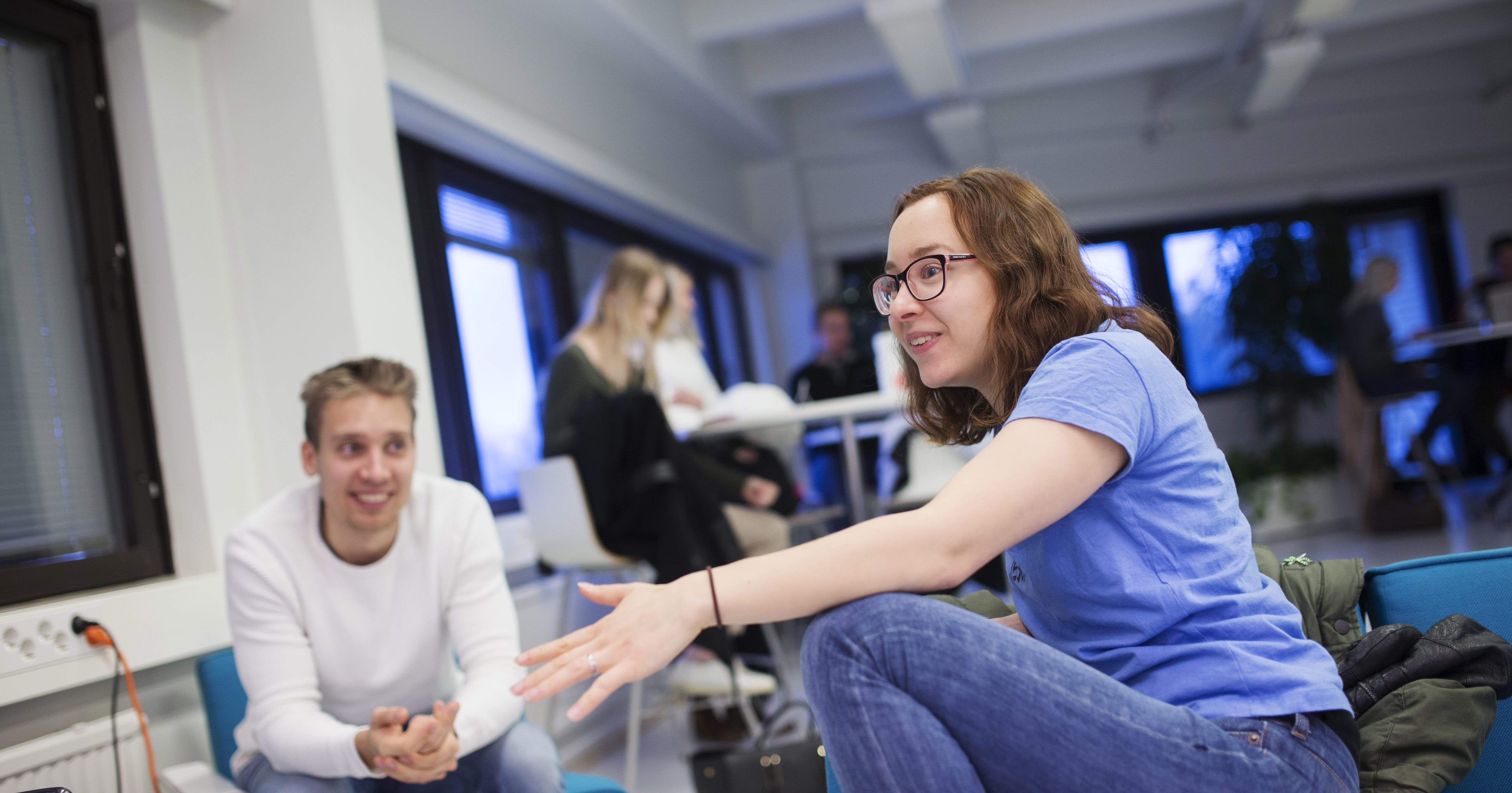 Liiketalouden opiskelijoita juttelemassa Rauman kampuksella.