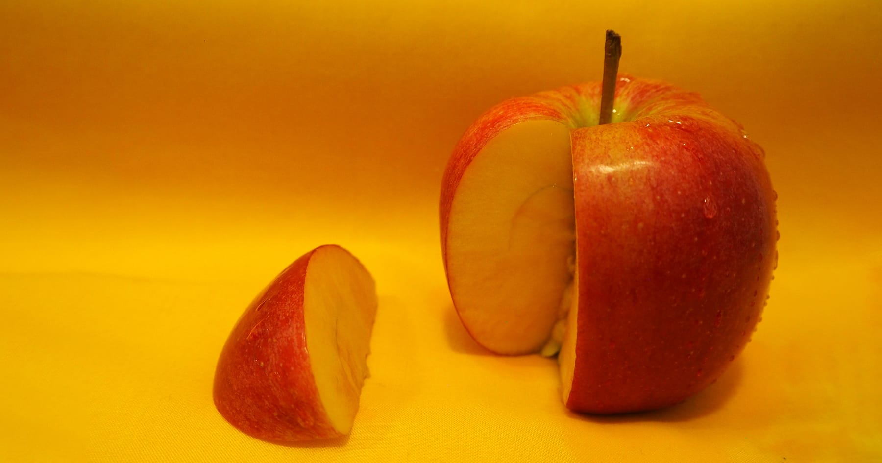 Omena keltaisella taustalla.