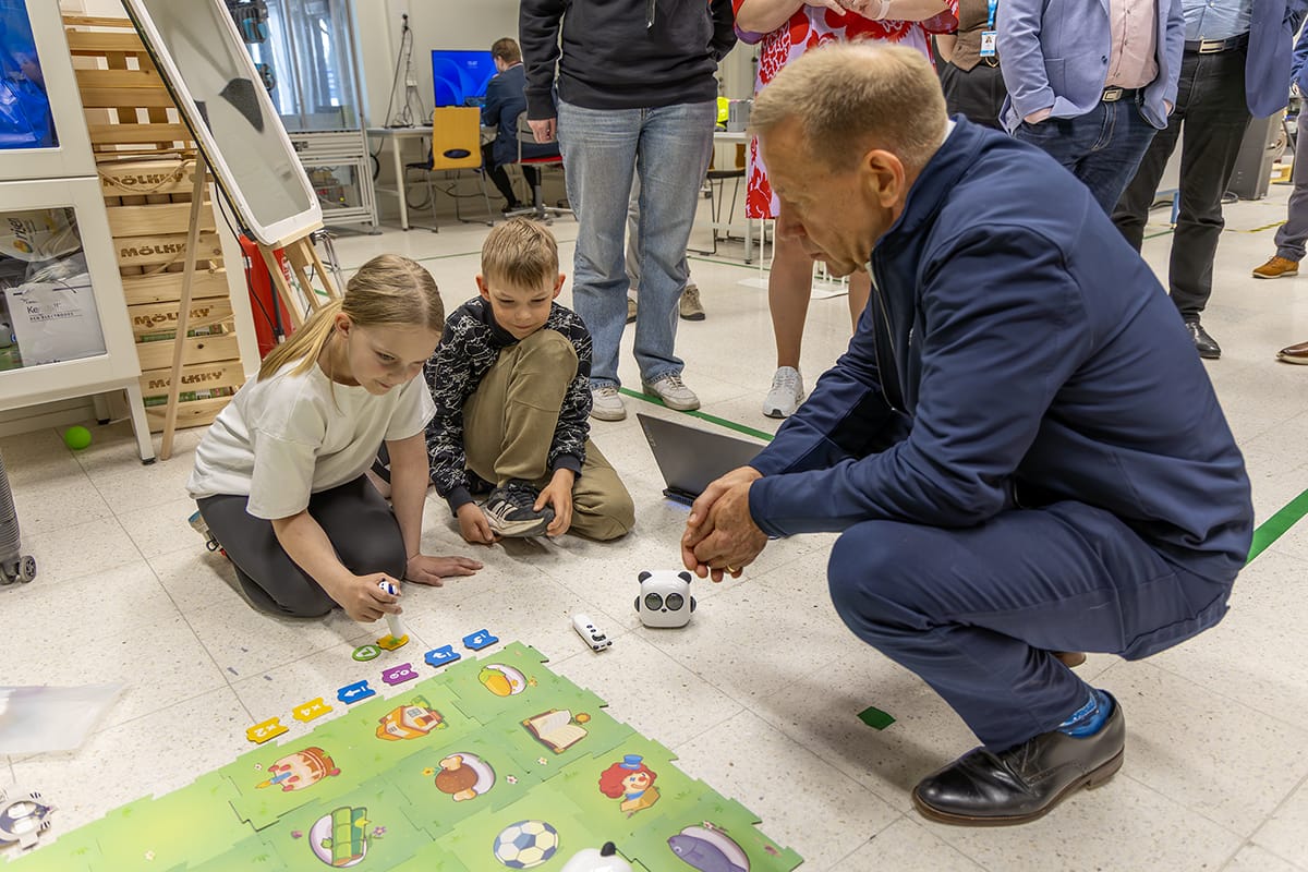 Kansainvälisiä avaruusalan edustajia vieraili Porissa.