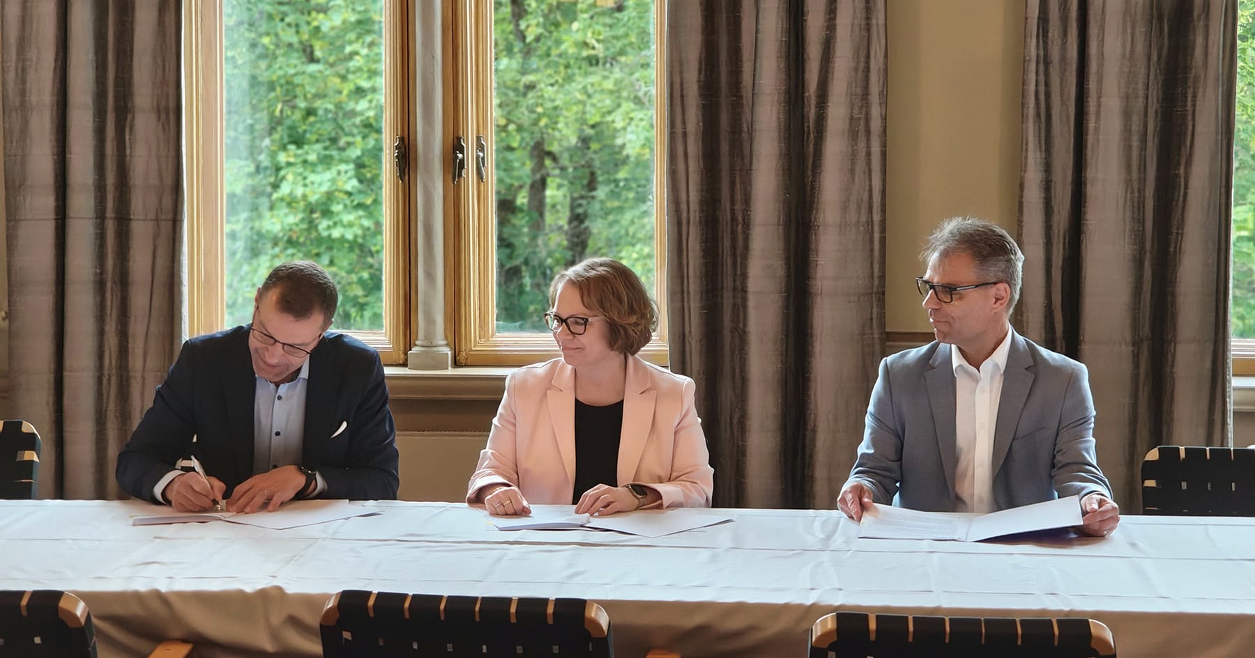 Porin kaupunginjohtaja Lauri Inna, Turun yliopiston rehtori Marjo Kaartinen ja Satakunnan ammattikorkeakoulun rehtori, toimitusjohtaja Jari Multisilta allekirjoittivat sopimuksen Porin kaupungintalolla.