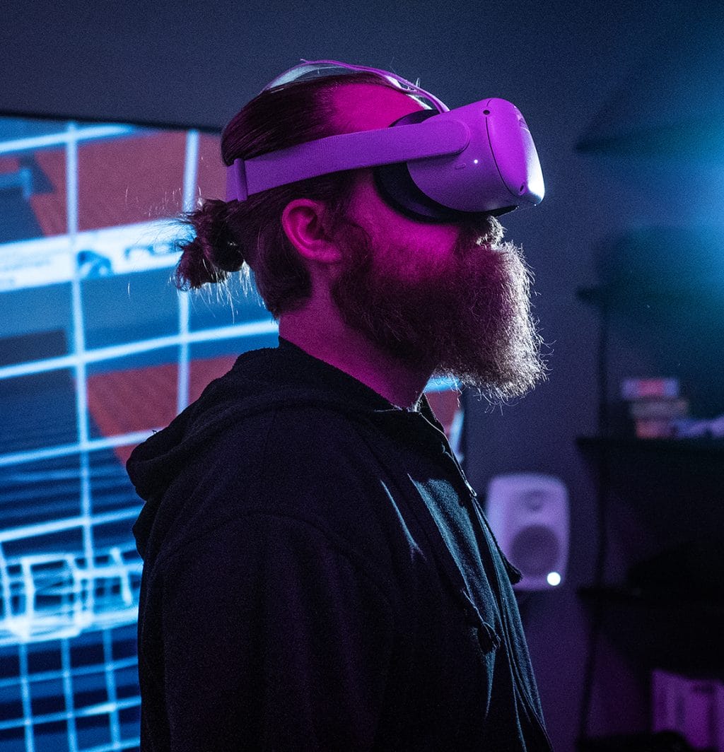 Henkilö käyttää virtuaalitodellisuuslaseja digitaalisessa ympäristössä.