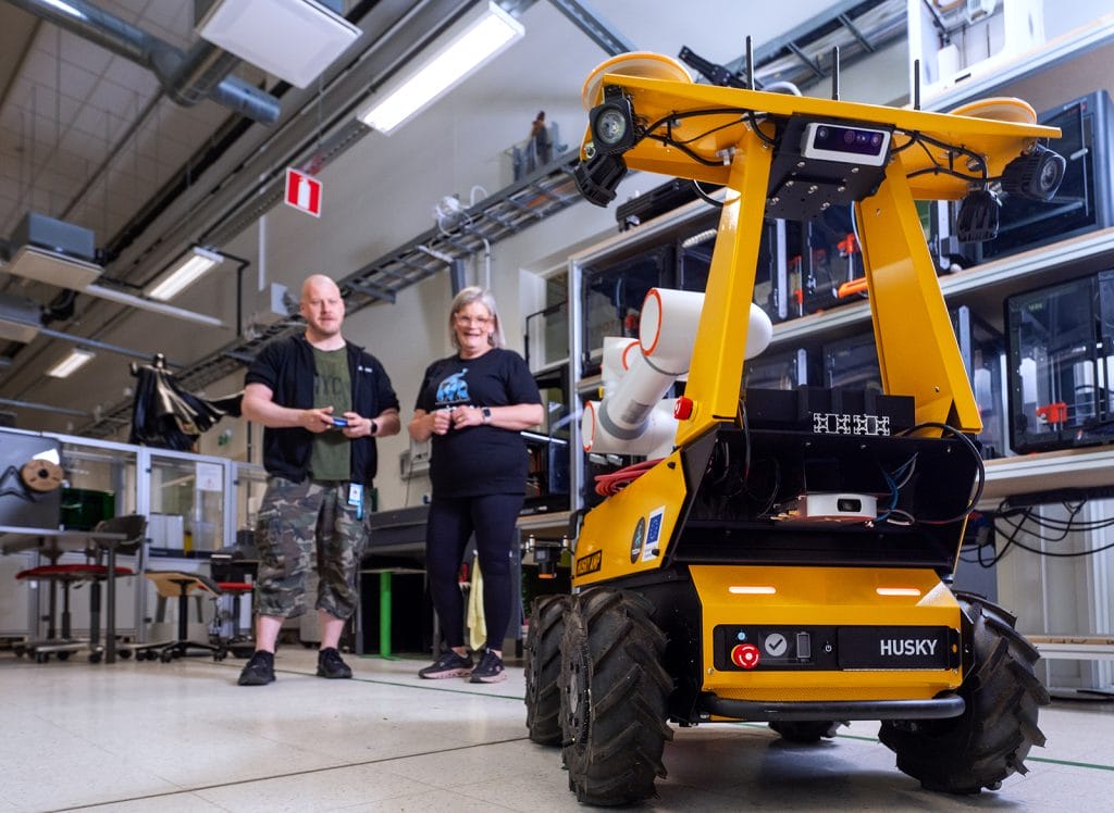Tutkimuslaboratorion mobiilirobottia ohjataan testausympäristössä.